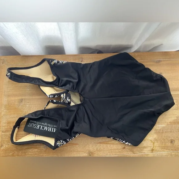 New Miraclesuit Layered Escape One Piece in Zara Dazzle Size 10 - Picture 4 of 7